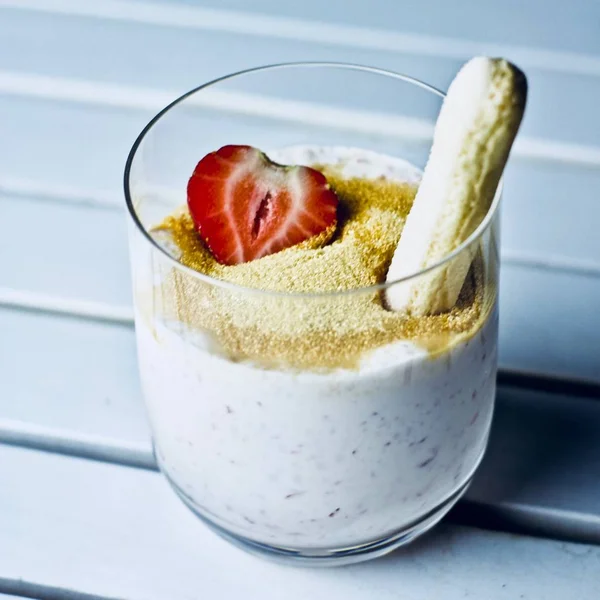 Hindistan cevizi sütü, çilek ve şeker tatlı tapyoka.