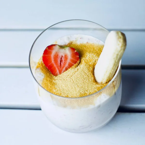 Hindistan cevizi sütü, çilek ve şeker tatlı tapyoka.