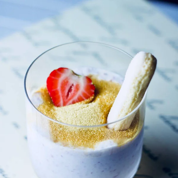 Hindistan cevizi sütü, çilek ve şeker tatlı tapyoka.