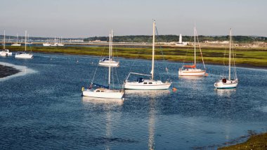Okyanusun yakınındaki mavi su. Su üzerinde tekneler. Yaz konsepti.
