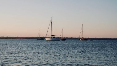 Yaz konsepti. Su üzerinde tekneler. Ingiltere 'de okyanus.