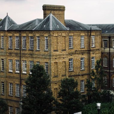 Londra 'da mimari ve binalar. Ealing. Tuğla binalar.