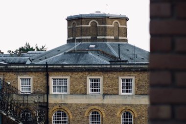 Londra 'da mimari ve binalar. Ealing. Tuğla binalar.