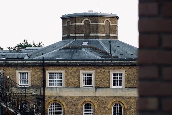 Londra 'da mimari ve binalar. Ealing. Tuğla binalar.