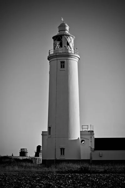 在米福海上靠近大海的长白色灯塔和灯笼 — 图库照片
