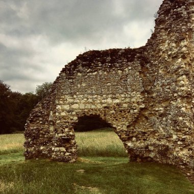 İngiltere'de eski harabeler. Yeşil alanlar eski kale yakınında. Manzaralı.