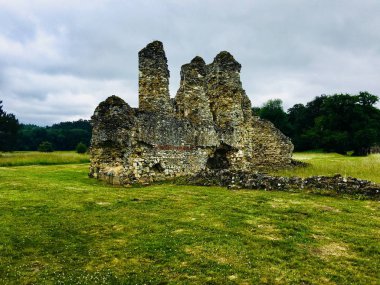 İngiltere'de eski harabeler. Yeşil alanlar eski kale yakınında. Manzaralı.