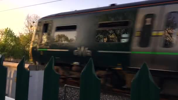 Treno Sulla Ferrovia Reading Berkshire — Video Stock