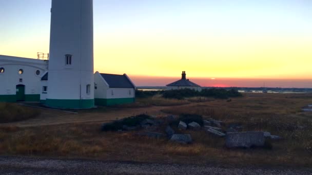 イギリスの灯台付近の海の景色 — ストック動画