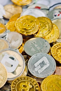 Dijital para fiziksel gümüş çizgi sikke. Cryptocurrency para kavramı.