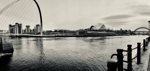 Ponte sul fiume — Foto Stock