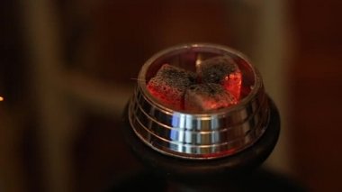 Sigara içmek için nargile yapma süreci