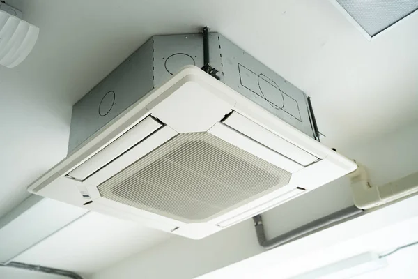 白い天井に掛かっている分割型空気条件単位 — ストック写真