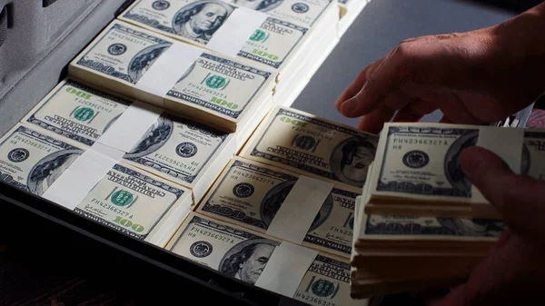 Hombres Empacando Billetes 100 Dólares Estadounidenses Maletín — Foto de Stock