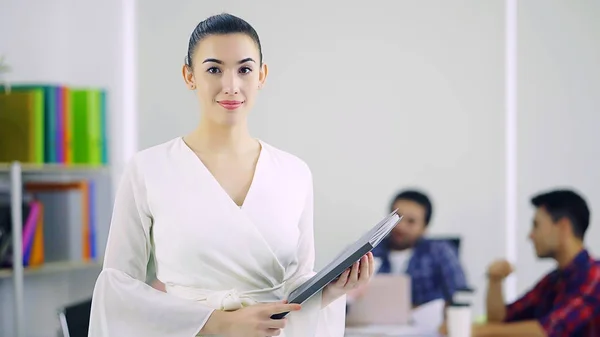 Retrato Empresária Alegre Ambiente Escritório — Fotografia de Stock