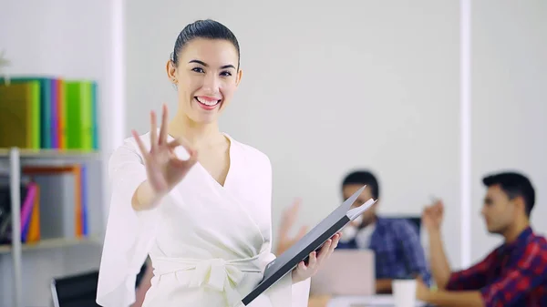 Glimlachende Zakenvrouw Oke Gebaar Maken Office — Stockfoto