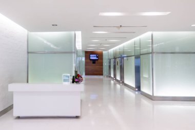 Bina asansörleri önünde arka plan görüntüsü temiz sayaç