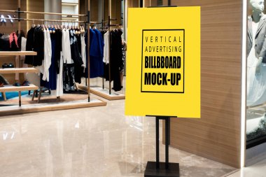 Mağaza giyim girişinde billboard kadar Mock