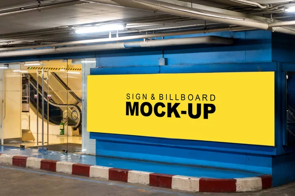 Mock up grande outdoor horizontal no corredor no parque de estacionamento — Fotografia de Stock