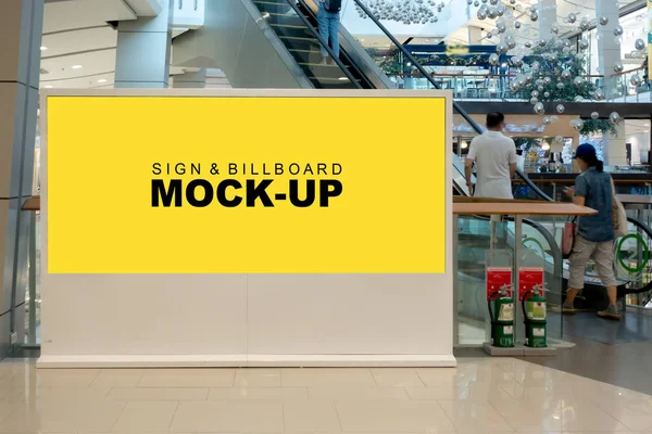 Falsificare cartellone orizzontale su pannello bianco nel centro commerciale — Foto Stock