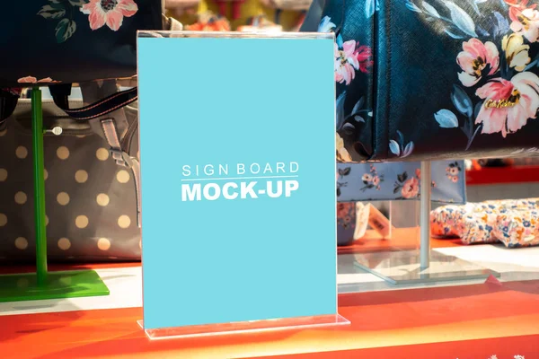 Mock up vertical sinalização mostrar promoção na loja de moda — Fotografia de Stock