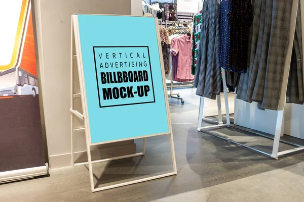 Mock up vertical letrero stand en la tienda de ropa — Foto de Stock