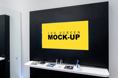 Duvarda boş sarı ekran Led reklam kadar Mock