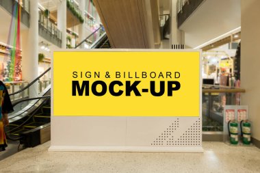 Ma yürüyen merdiven yakınında Mock-up boş sarı ekran büyük billboard