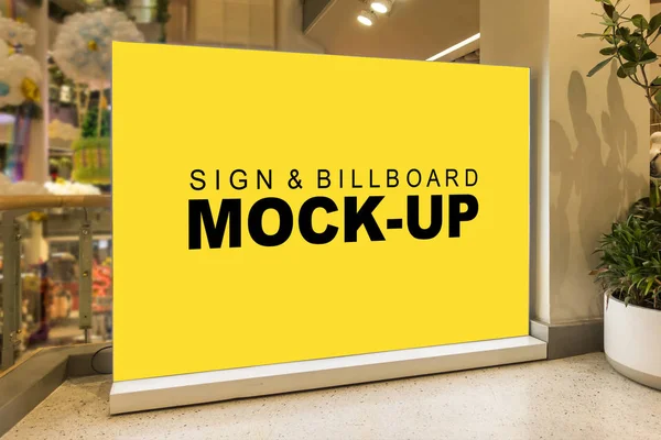 Зробити порожній жовтий екран в приміщенні рекламний щит — стокове фото