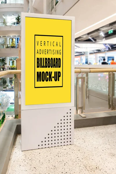 Макет вертикальний порожній жовтий екран в приміщенні рекламний знакnb — стокове фото