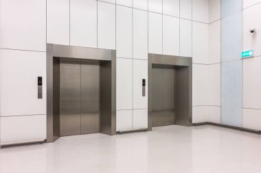 iş lobisinde kapalı kapılar ile modern çelik asansör kabinleri