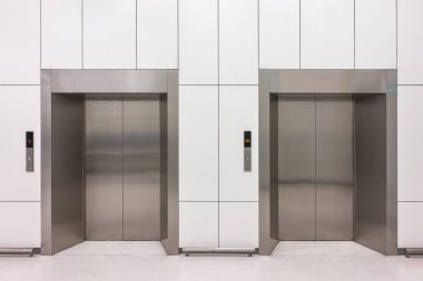 iş lobisinde kapalı kapılar ile modern çelik asansör kabinleri