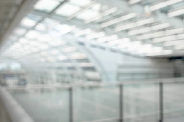 Fondo borroso de hermosa arquitectura en la sala del aeropuerto — Foto de Stock