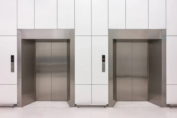 Cabines de elevador de aço modernas com portas fechadas no lobby de negócios — Fotografia de Stock