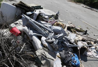 minder ve eski paçavra ve giysiler içinde terk edilmiş Evsizler barınağı hukuk enforcemnet polis tarafından zorla tahliye sonra