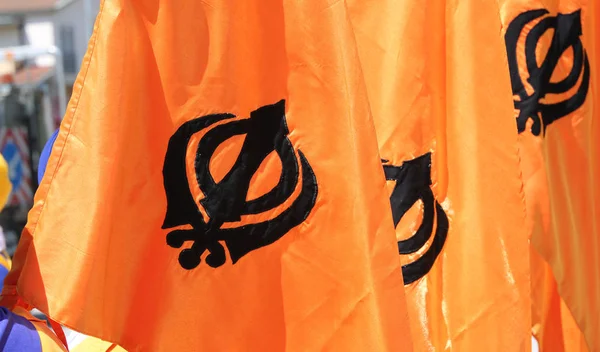 Wiele Flag Pomarańczowy Symbolem Khanda Sikhizm — Zdjęcie stockowe