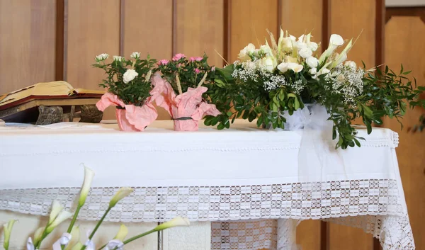 Flores Vaso Igreja Sobre Altar Santo — Fotografia de Stock