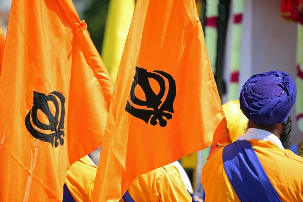 Orange Flaggor Med Sikhismen Symbol Kallas Khanda Och Man Med — Stockfoto