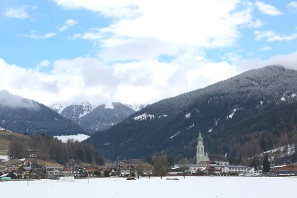 Pequena Cidade Igreja Toblach Também Chamado Dobbiaco Língua Italiana Norte — Fotografia de Stock