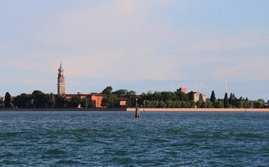 Adanın çan kulesinde San Lazzaro degli Saint Lazarus Venedik İtalya yakınından Adriyatik Denizi deki Ermenilerin anlamına gelir Armeni denilen