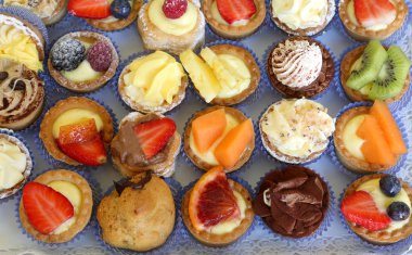 Şeker dükkanı içinde birçok hamur işleri