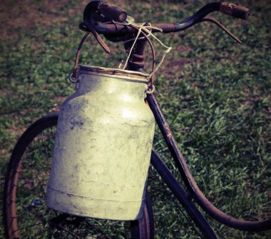 bir kez uzun bir zaman Sütçünün önce içecek vintage etkisi ile teslim etmek için kullanılan süt can alüminyum