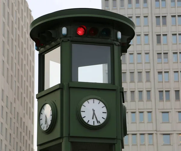 Sehr alte historische ampel mit uhr am großen ostberliner platz namens potsdamer platz und modernem gebäude — Stockbild Sehr Alte Historische Ampel Mit Uhr Großen Ostberliner Platz Namens — Stockfoto