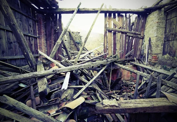 木製の板と瓦礫とビンテージ効果と地震によって完全に破壊された家の遺跡 — ストック写真