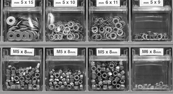 五金店的盒子里有很多螺母螺栓和螺丝 — 图库照片