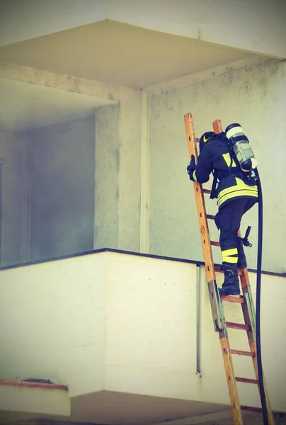 Strażak Butli Tlenowej Wspinaczka Drewniane Schody Starodawny Stary Efekt — Zdjęcie stockowe