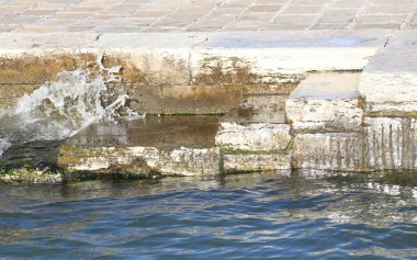 Bir Venice kanalının üzerinde taş basamaklar çarparak dalga