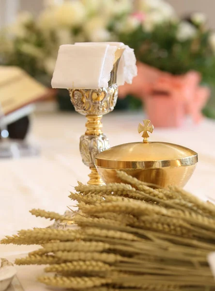 Espigas Trigo Cálice Ouro Durante Missa Igreja — Fotografia de Stock