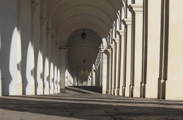 Lange Geflieste Und Abfallende Fußgängerhalle Die Von Säulen Gestützt Wird — Stockfoto
