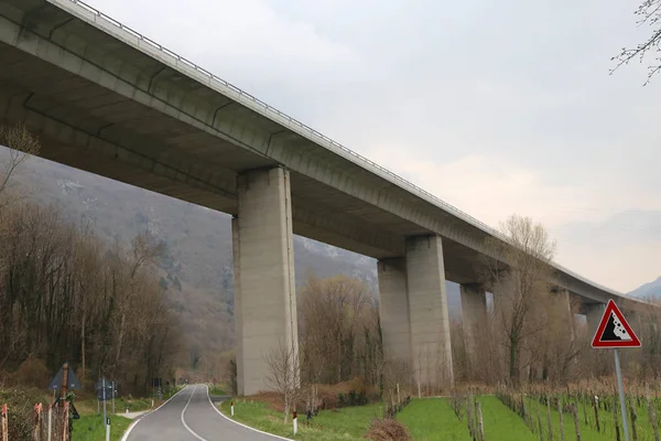 Betonové Dálniční Viadukt Fotografoval Dna Údolí — Stock fotografie